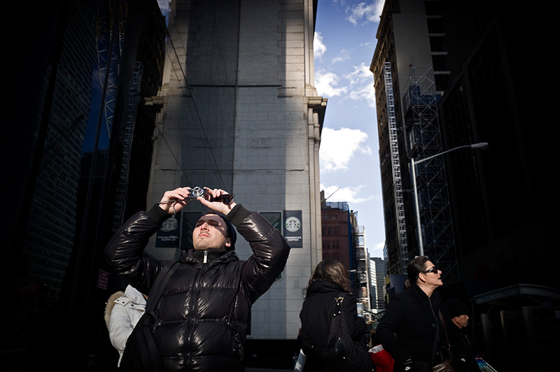Illustration for article titled Photos of Tourists Staring at the WTC Are Weirdly Riveting